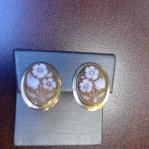 18k Cameo Floral Earring 